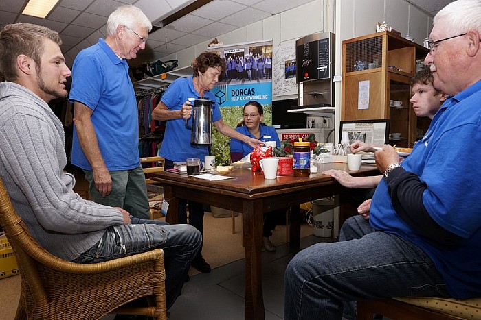Ook de vrijwilligers van Dorcas Dalfsen laten u proeven - Foto: Paul Scholten