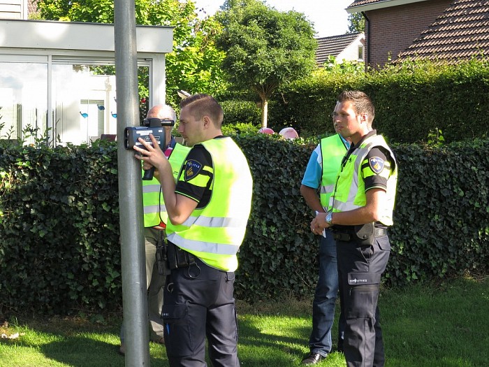 Buurtverkeersactie Leemculeweg blijkt niet overbodig. - Foto: Wim