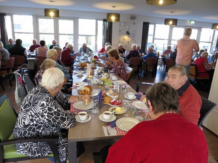 De langste eettafel staat in de Brugstede te Lemelerveld - Foto: Wim