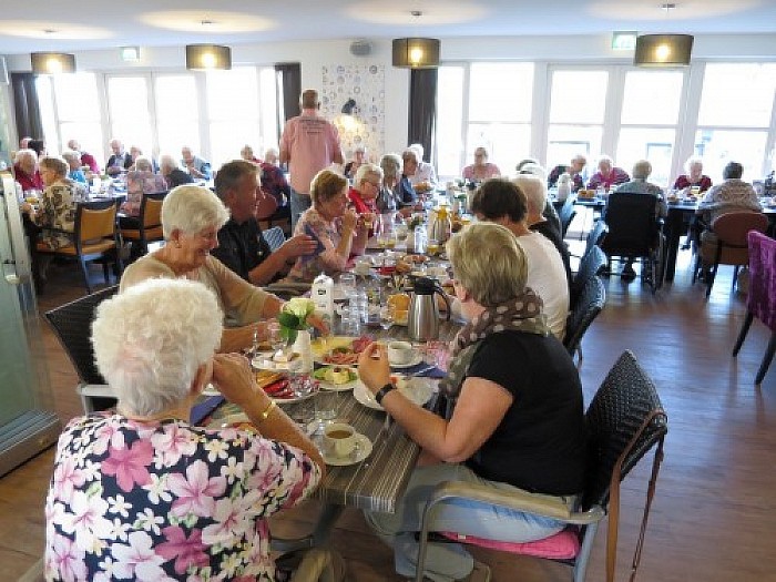 De langste eettafel staat in de Brugstede te Lemelerveld - Foto: Wim