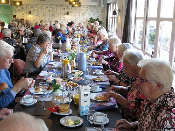 De langste eettafel staat in de Brugstede te Lemelerveld - Foto: Wim