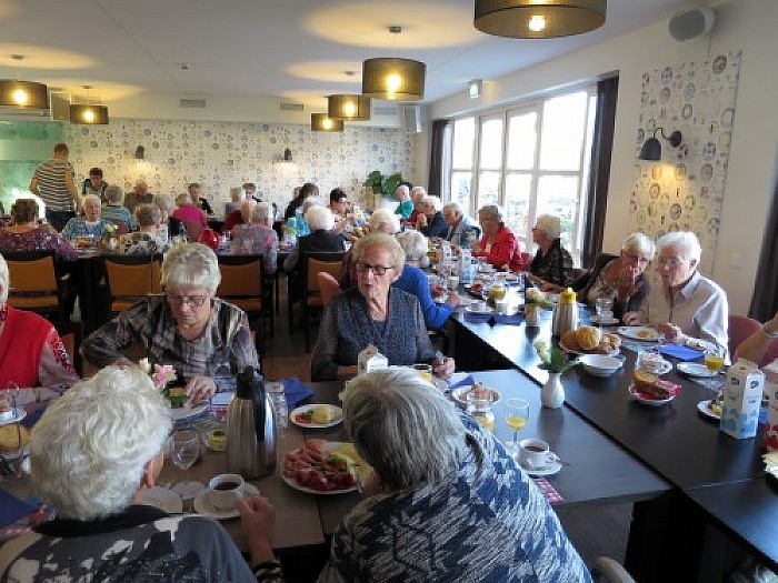 De langste eettafel staat in de Brugstede te Lemelerveld - Foto: Wim