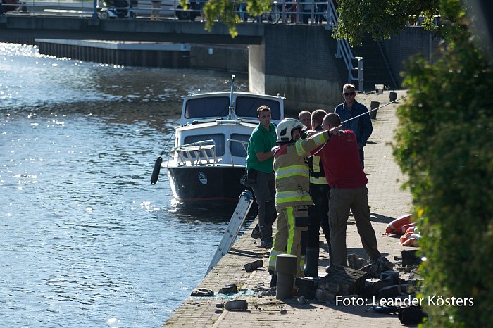 Update 2 Auto te water bestuurder ernstig gewond afgevoerd