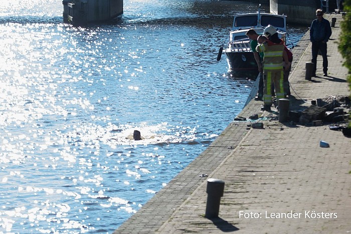 Update 2 Auto te water bestuurder ernstig gewond afgevoerd