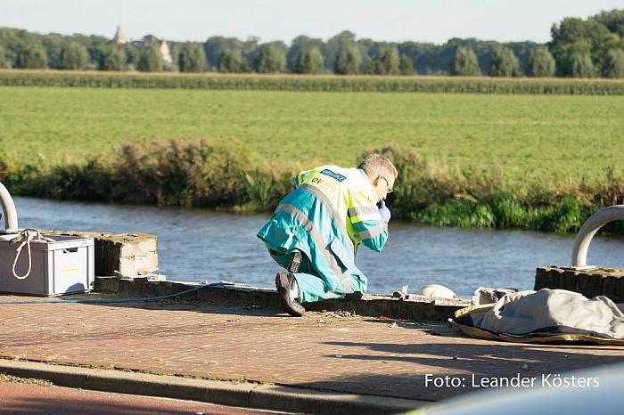 Update 2 Auto te water bestuurder ernstig gewond afgevoerd