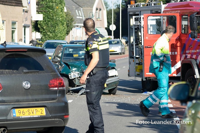 Update 2 Auto te water bestuurder ernstig gewond afgevoerd