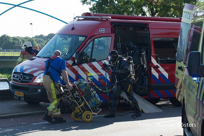 Update 2 Auto te water bestuurder ernstig gewond afgevoerd