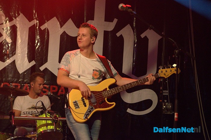 Grassparty Herfte-Wijthmen begonnen met volle tent - Foto: Johan Bokma