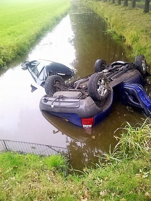 Twee auto’s te water geraakt - Foto: Eigen geleverde foto
