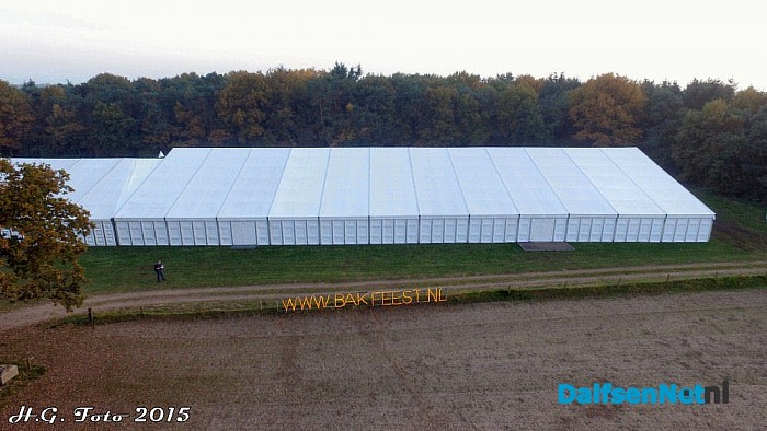 De tent staat er weer. - Foto: H.G. Foto