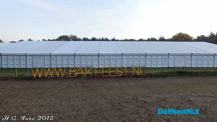 De tent staat er weer. - Foto: H.G. Foto