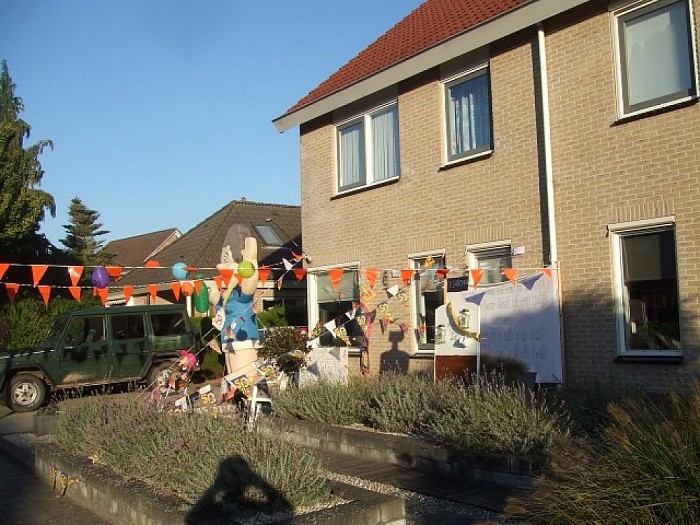 Heel Dalfsen viert feest vandaag, Rita is 50, - Foto: Wim
