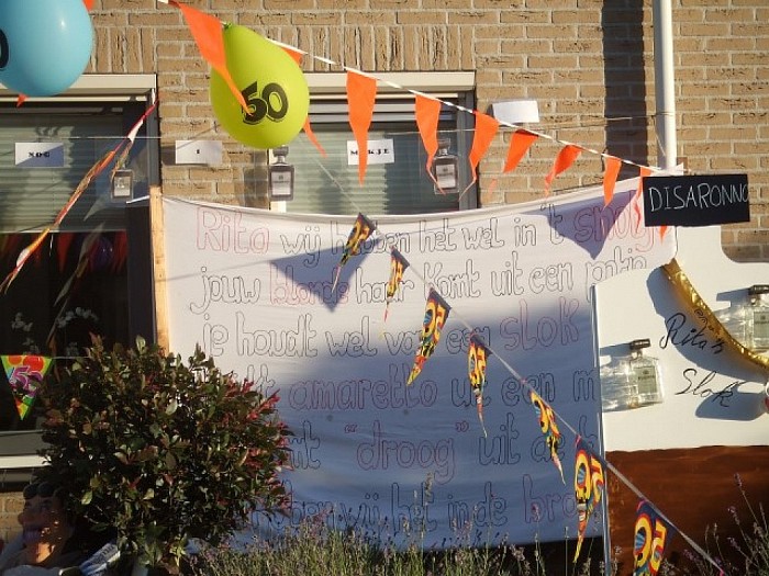 Heel Dalfsen viert feest vandaag, Rita is 50, - Foto: Wim