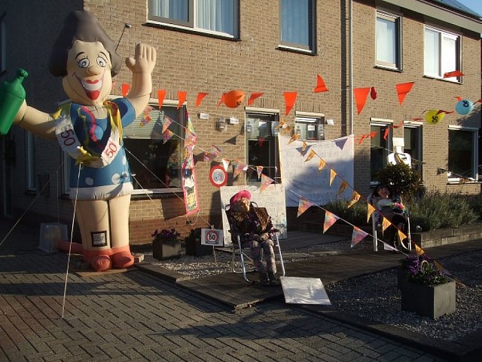 Heel Dalfsen viert feest vandaag, Rita is 50, - Foto: Wim