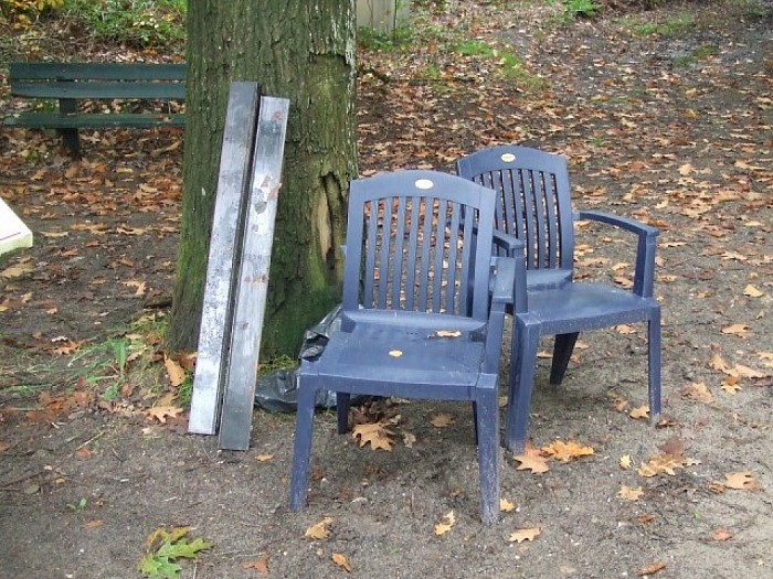 Eigenaar heeft de stoelen nog niet opgehaald - Foto: Wim
