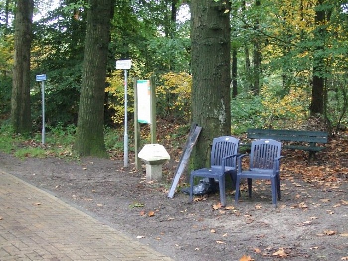 Eigenaar heeft de stoelen nog niet opgehaald - Foto: Wim