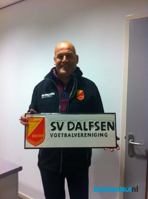 Wim Kamphuis ontvangt eerste nieuwe Sv Dalfsen bord!