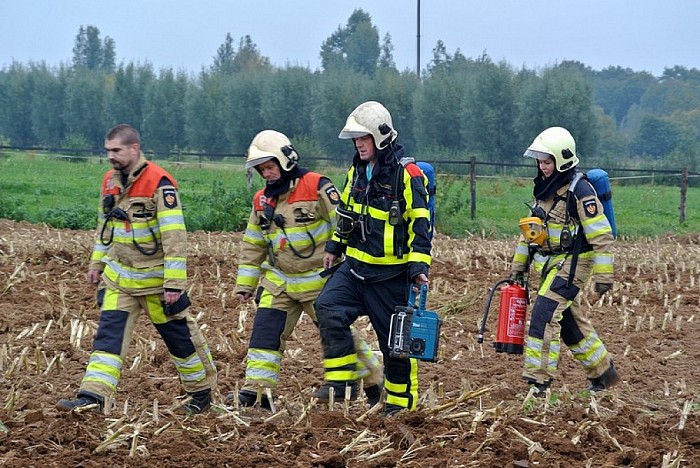 Tractor in brand op akker Zwarteweg Dalfsen - Foto: Niels Jansen
