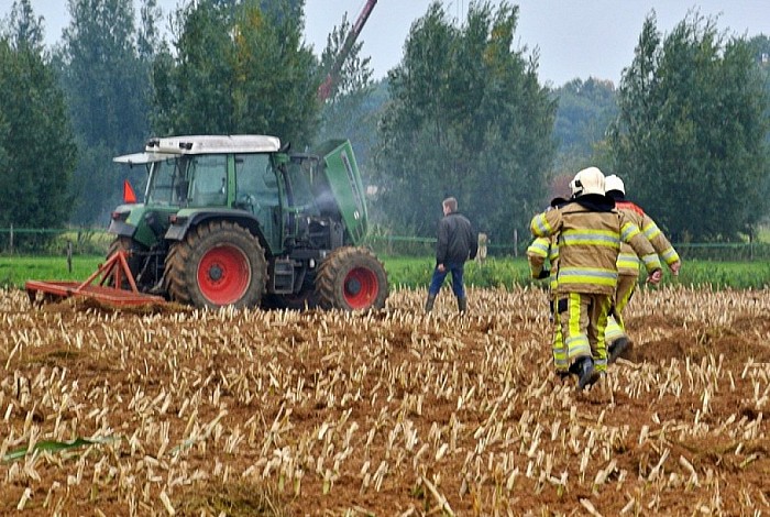 Tractor in brand op akker Zwarteweg Dalfsen - Foto: Niels Jansen