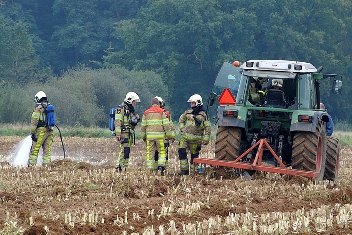 Tractor in brand op akker Zwarteweg Dalfsen - Foto: Niels Jansen