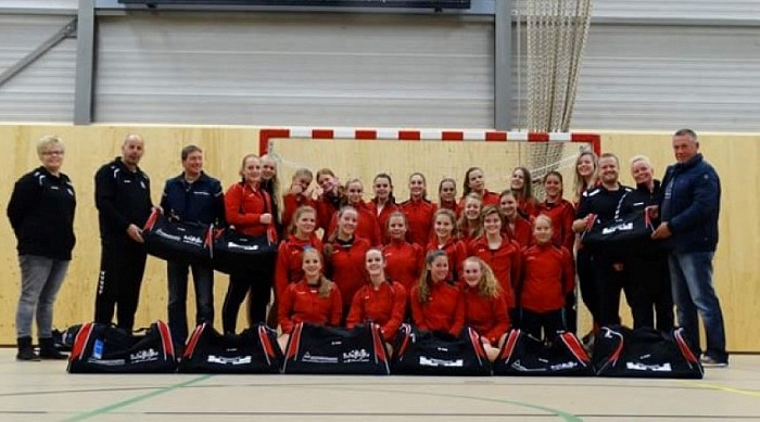 Handbal Dalfsen verrast met nieuwe sporttassen - Foto: Eigen geleverde foto