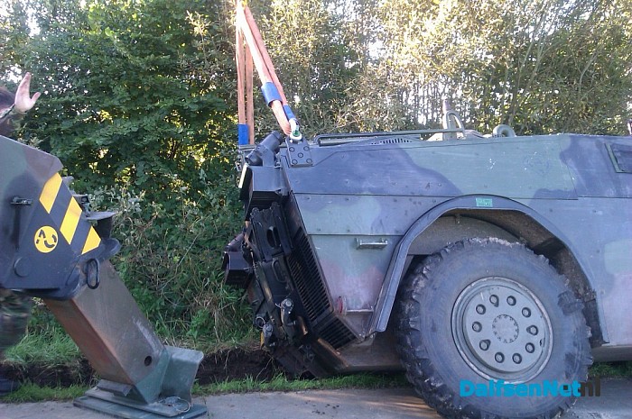 Militaire voertuig in sloot beland aan de voetsteeg