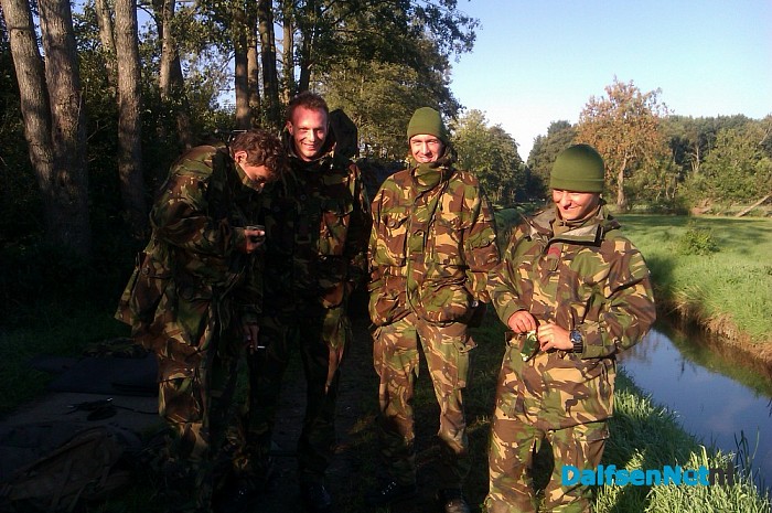Militaire voertuig in sloot beland aan de voetsteeg