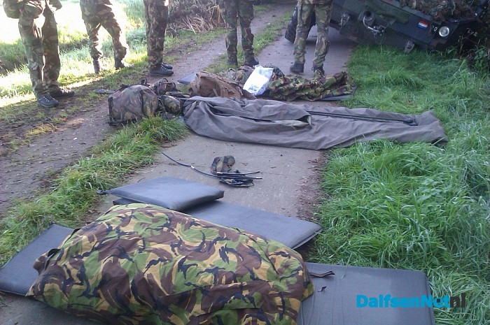 Militaire voertuig in sloot beland aan de voetsteeg