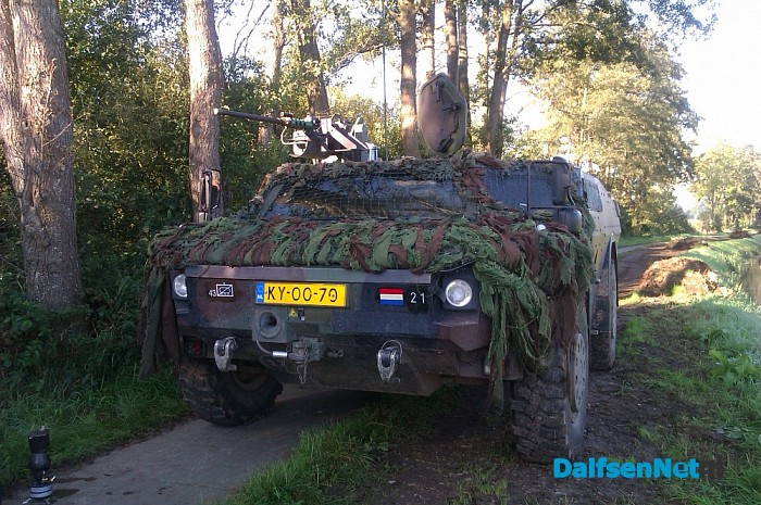 Militaire voertuig in sloot beland aan de voetsteeg
