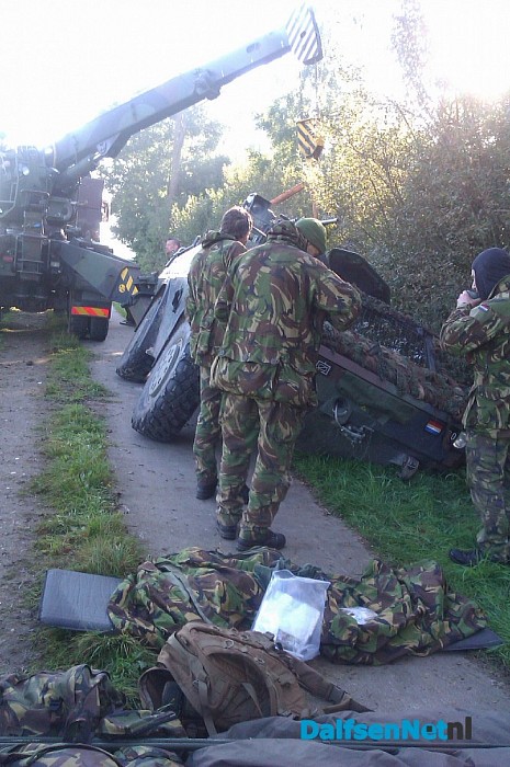 Militaire voertuig in sloot beland aan de voetsteeg