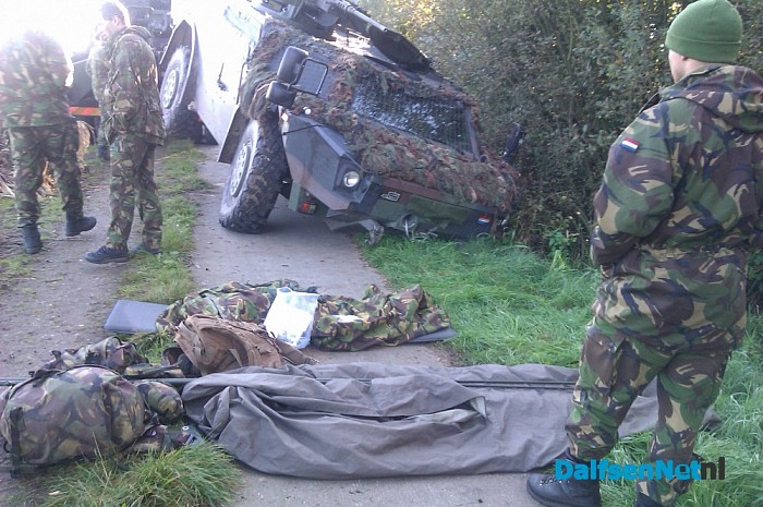 Militaire voertuig in sloot beland aan de voetsteeg