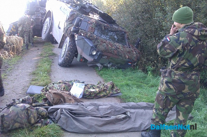 Militaire voertuig in sloot beland aan de voetsteeg