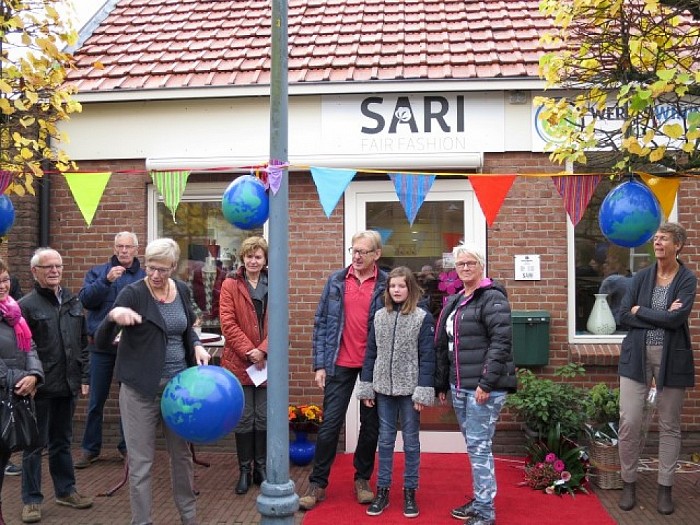 Heropening Sari en Wereldwinkel: veel publiek - Foto: Wim