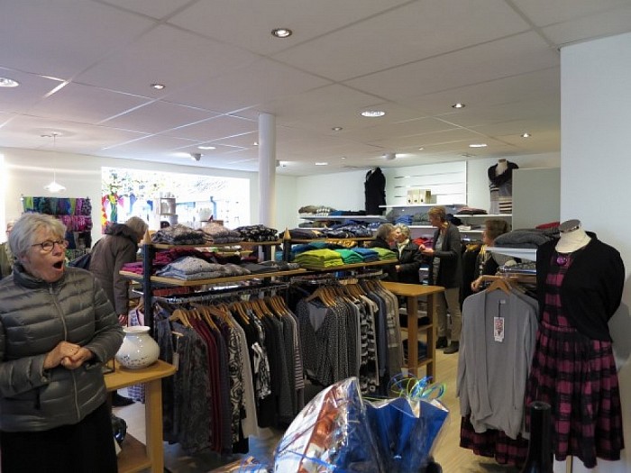 Heropening Sari en Wereldwinkel: veel publiek - Foto: Wim