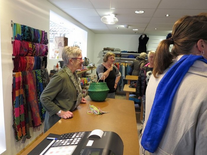 Heropening Sari en Wereldwinkel: veel publiek - Foto: Wim