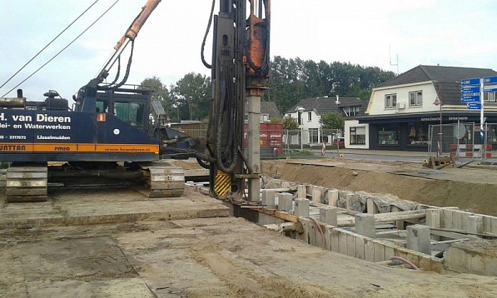 Het  heien van palen fundering Overkluizing - Foto: Eigen geleverde foto