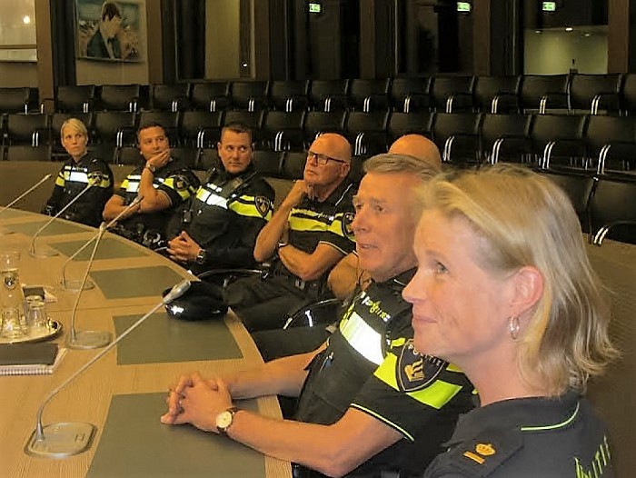 Nieuw politieteam stelt zich voor aan de raad - Foto: Wim