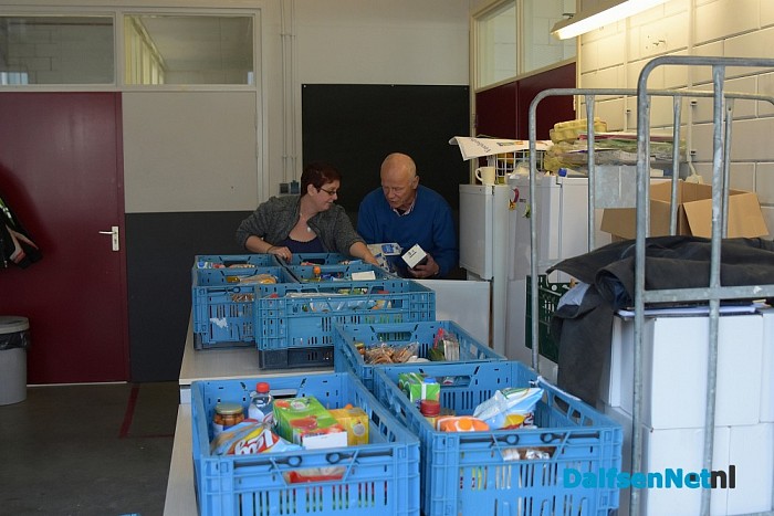 Wethouder von Martels brengt een bezoek aan de voedselbank  Dalfsen en Zwolle - Foto: Johan Bokma