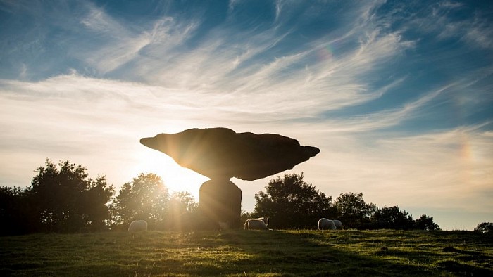 Zonsondergang bij zwevende steen - Foto: Thomas Klomp