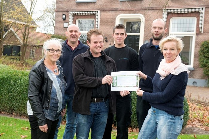 Mooie gift voor hospice via Wijkteam Nieuwleusen - Foto: Geert Bistervels