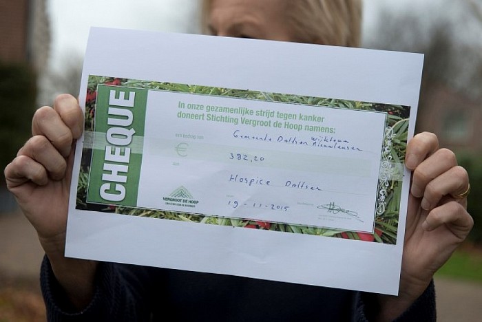 Mooie gift voor hospice via Wijkteam Nieuwleusen - Foto: Geert Bistervels