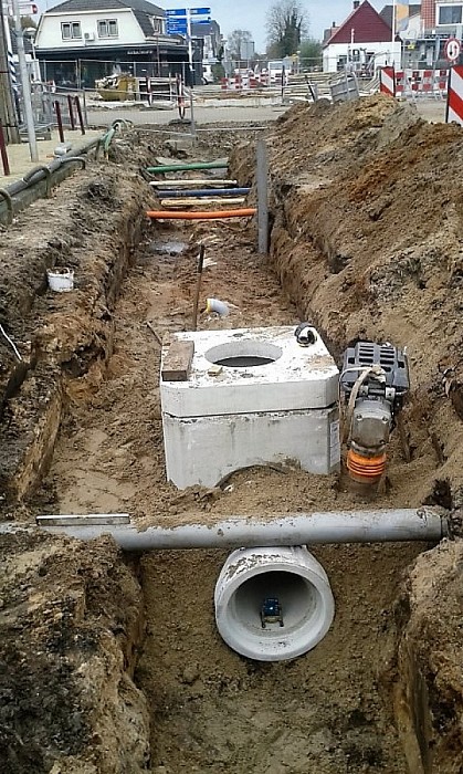 Even 22 meter regenriool in de Dorpsstraat leggen - Foto: Eigen geleverde foto