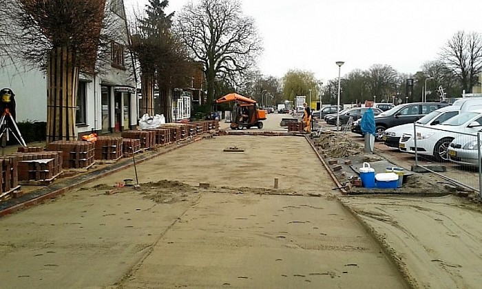 Even 22 meter regenriool in de Dorpsstraat leggen - Foto: Eigen geleverde foto