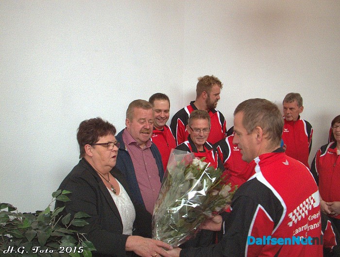 Laarman koeriers en sneltransport steekt zijn team in nieuwe trainingspakken. - Foto: H.G. Foto