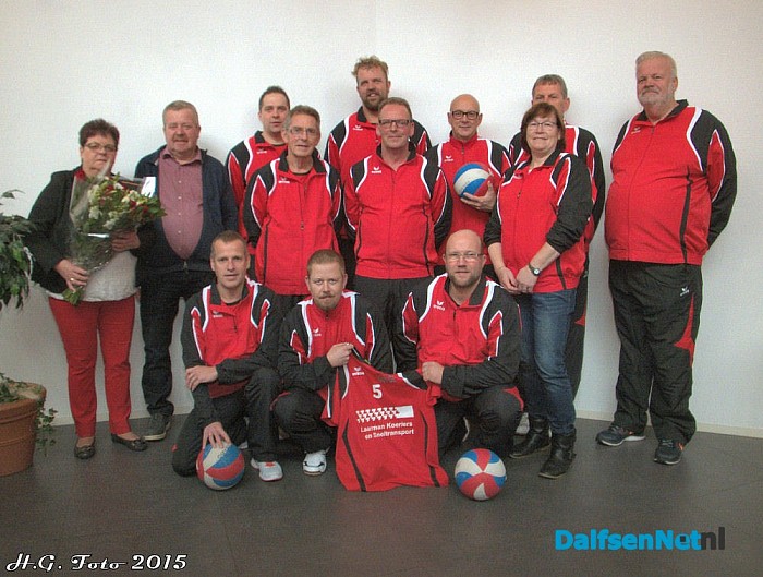 Laarman koeriers en sneltransport steekt zijn team in nieuwe trainingspakken. - Foto: H.G. Foto