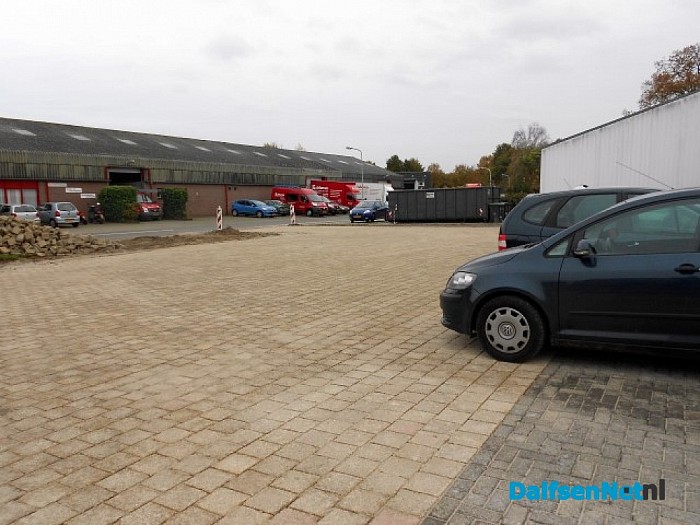 Stenen parkeerplaats liggen er al in