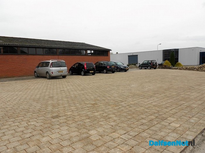 Stenen parkeerplaats liggen er al in