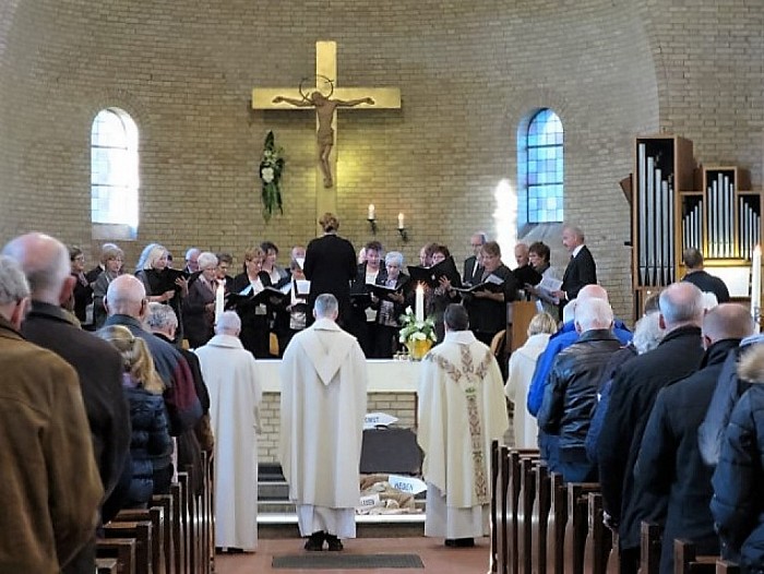 Sluitingsdienst werd doorstartviering van de kerk in Wijthmen - Foto: Wim