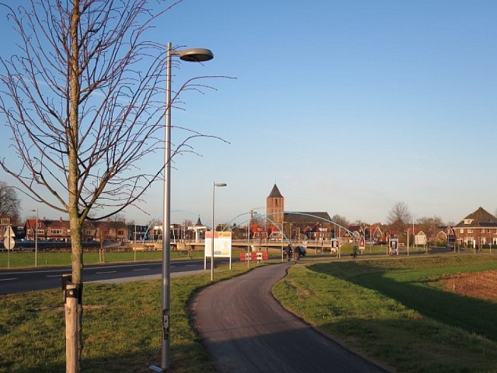 Sfeerverlichting vanaf de rotonde tot de brug - Foto: Wim