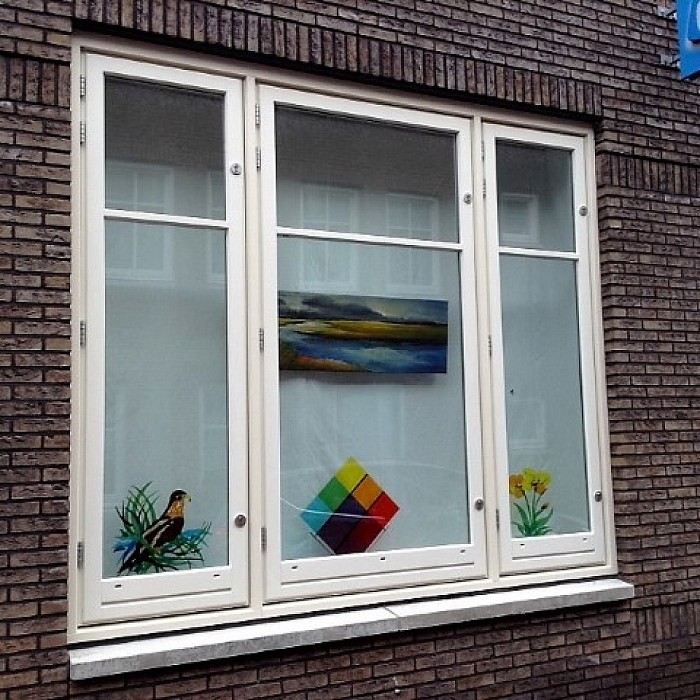 Tineke Langbroek achter glas - Foto: Eigen geleverde foto